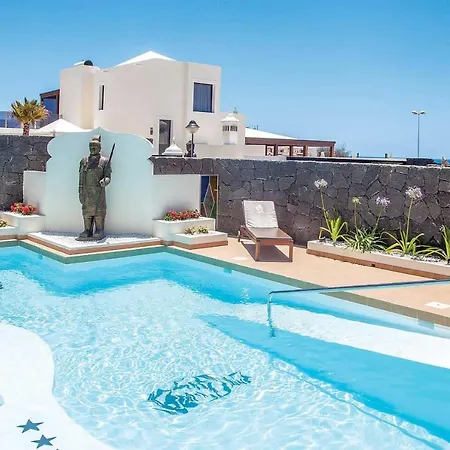 Playa Blanca Sleeps 10 Air Con Wifi וילה
